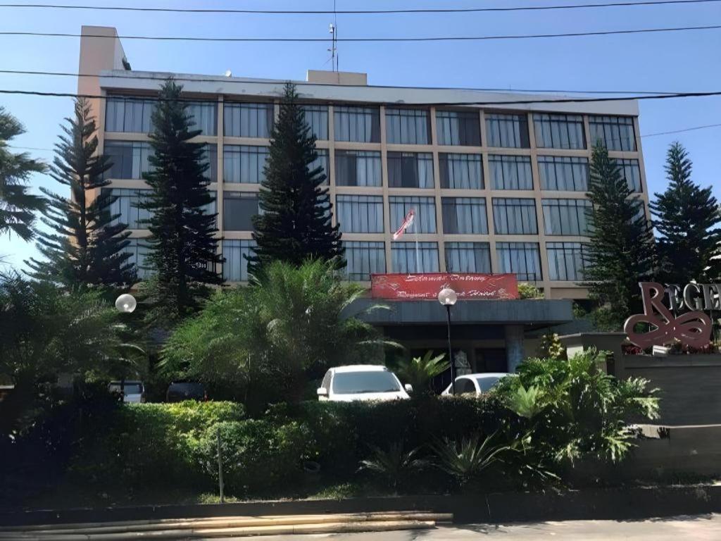 Regent'S Park Hotel Malang Kültér fotó