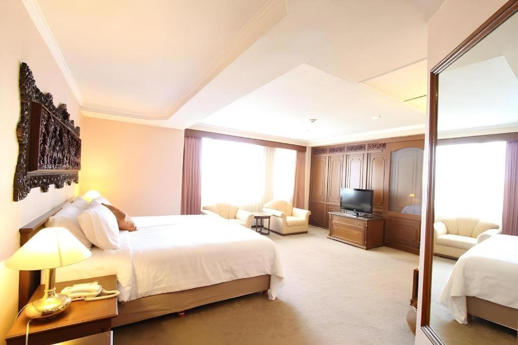 Regent'S Park Hotel Malang Kültér fotó